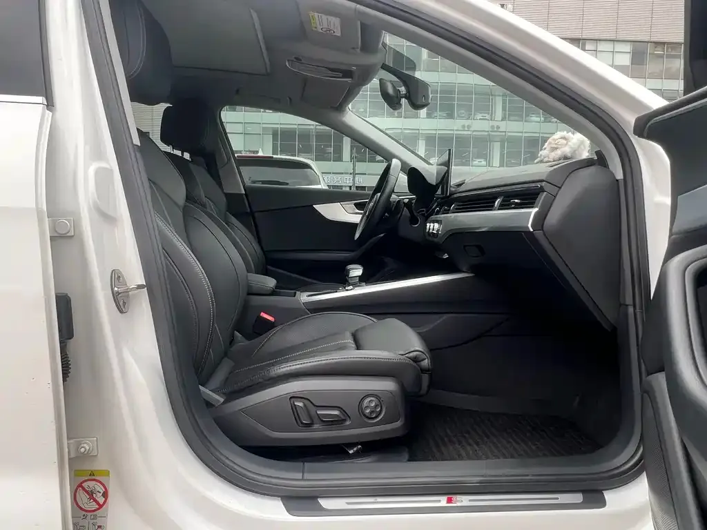 Audi A4L 2021 из CN, фото 3