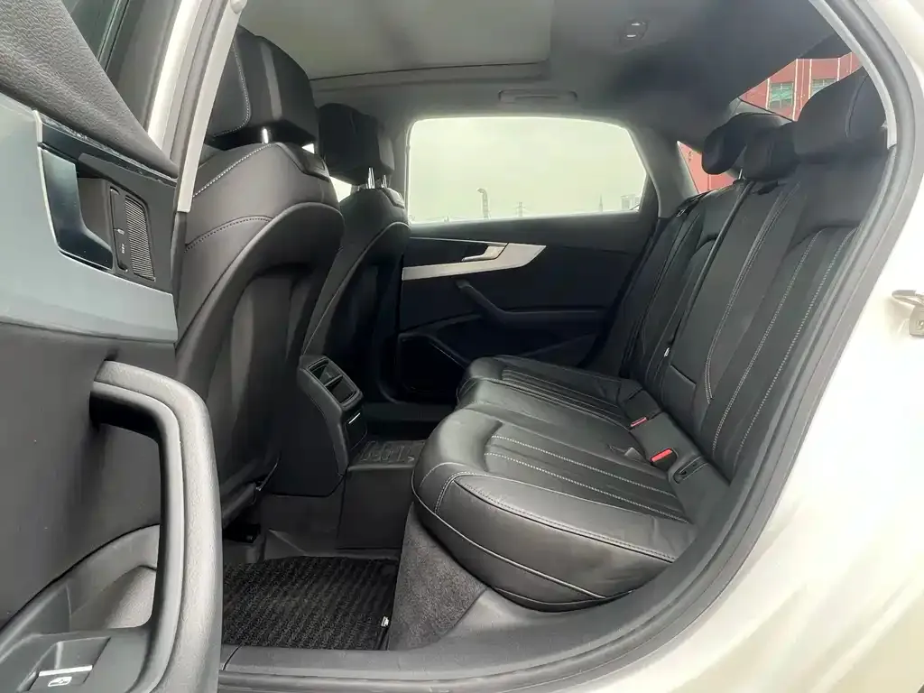 Audi A4L 2021 из CN, фото 8