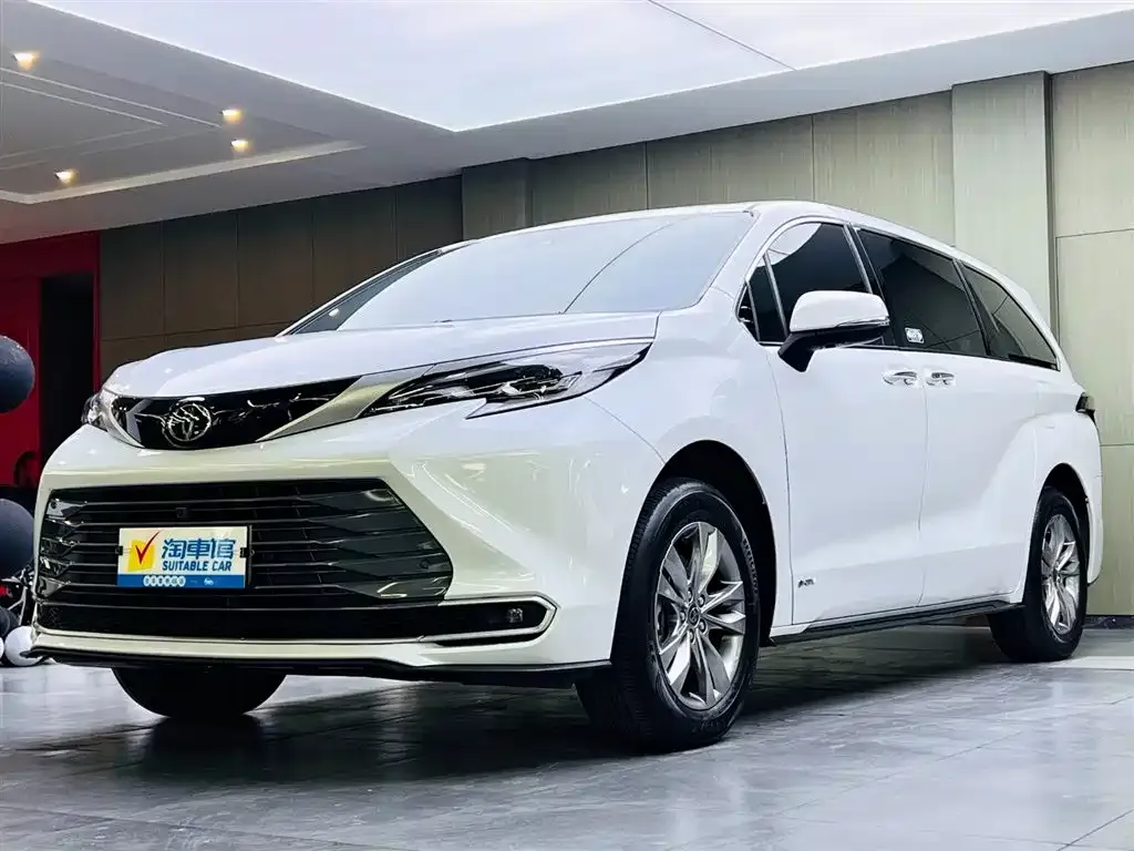 Toyota Sienna — фото 1
