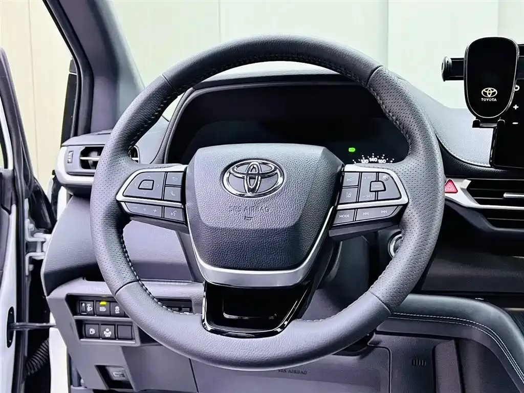 Toyota Sienna — фото 6