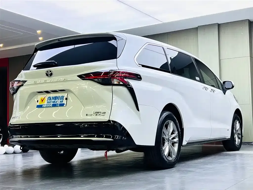 Toyota Sienna — фото 2