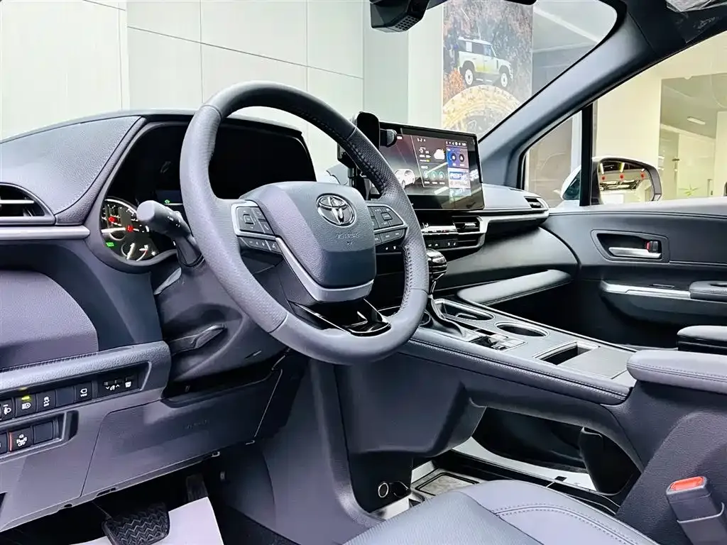 Toyota Sienna — фото 8