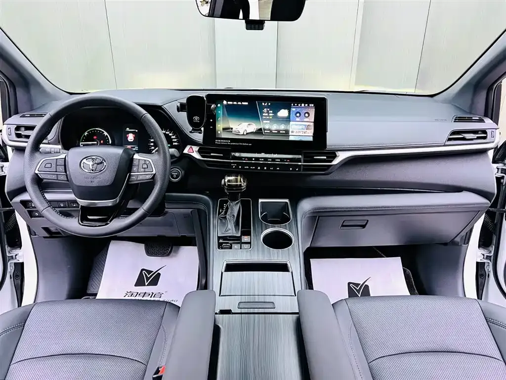 Toyota Sienna — фото 4