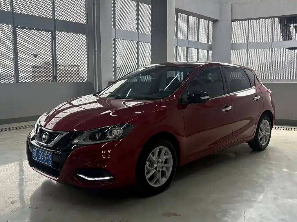 Nissan Tiida — фото 1