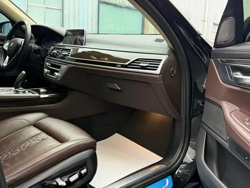 BMW 7 Series — фото 2