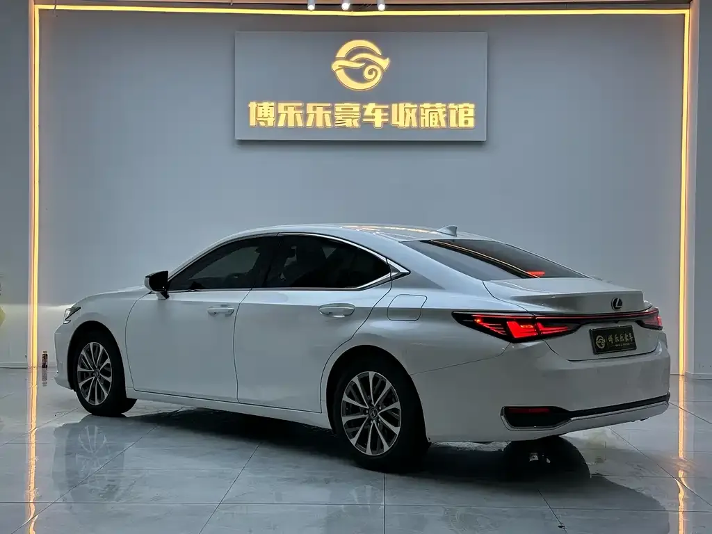 Lexus ES — фото 9