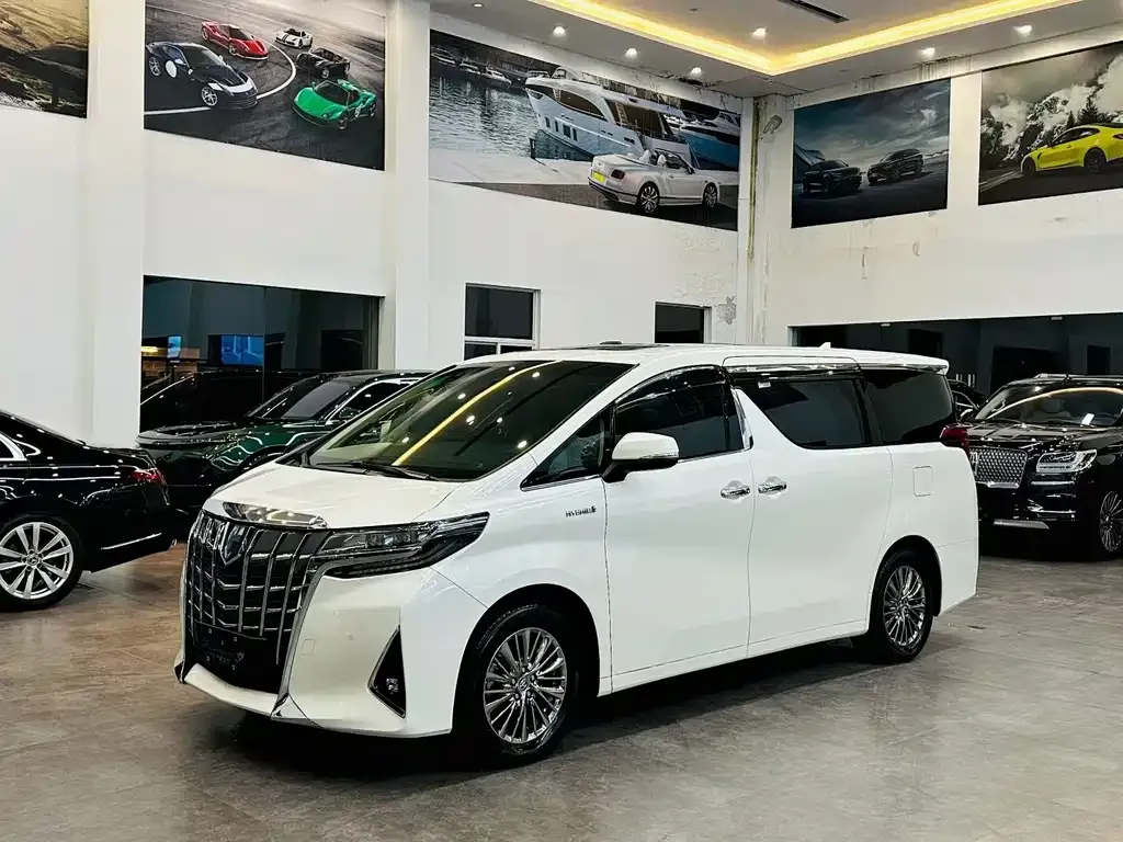 Toyota Alphard — фото 1