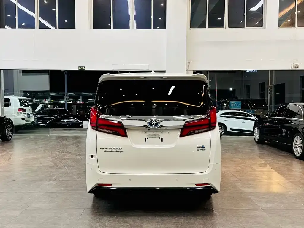 Toyota Alphard — фото 4