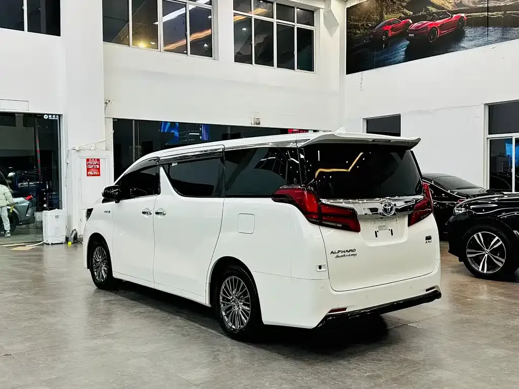 Toyota Alphard — фото 8