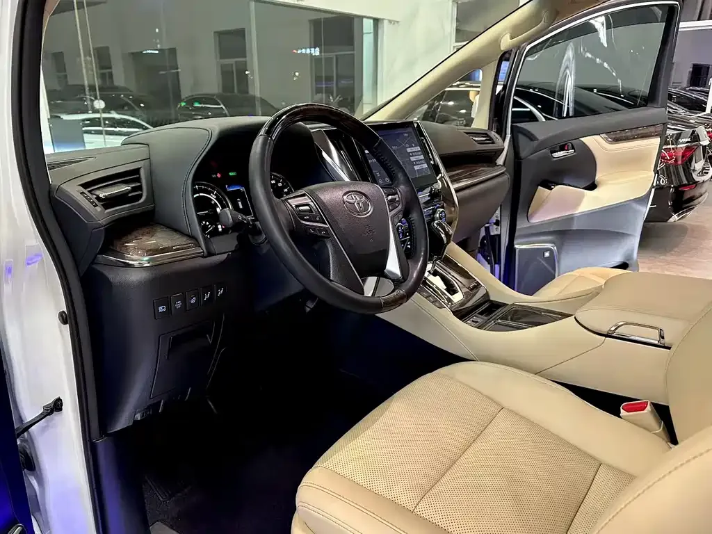 Toyota Alphard — фото 3