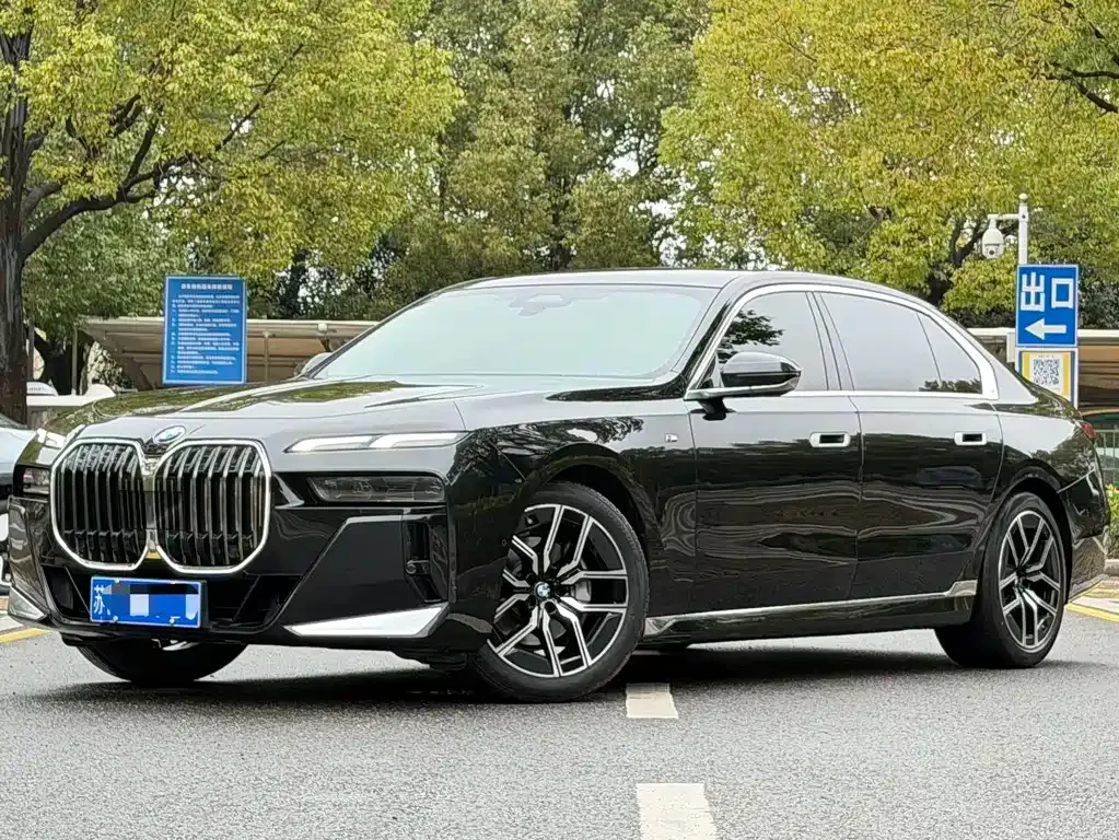 BMW 7 Series — фото 1