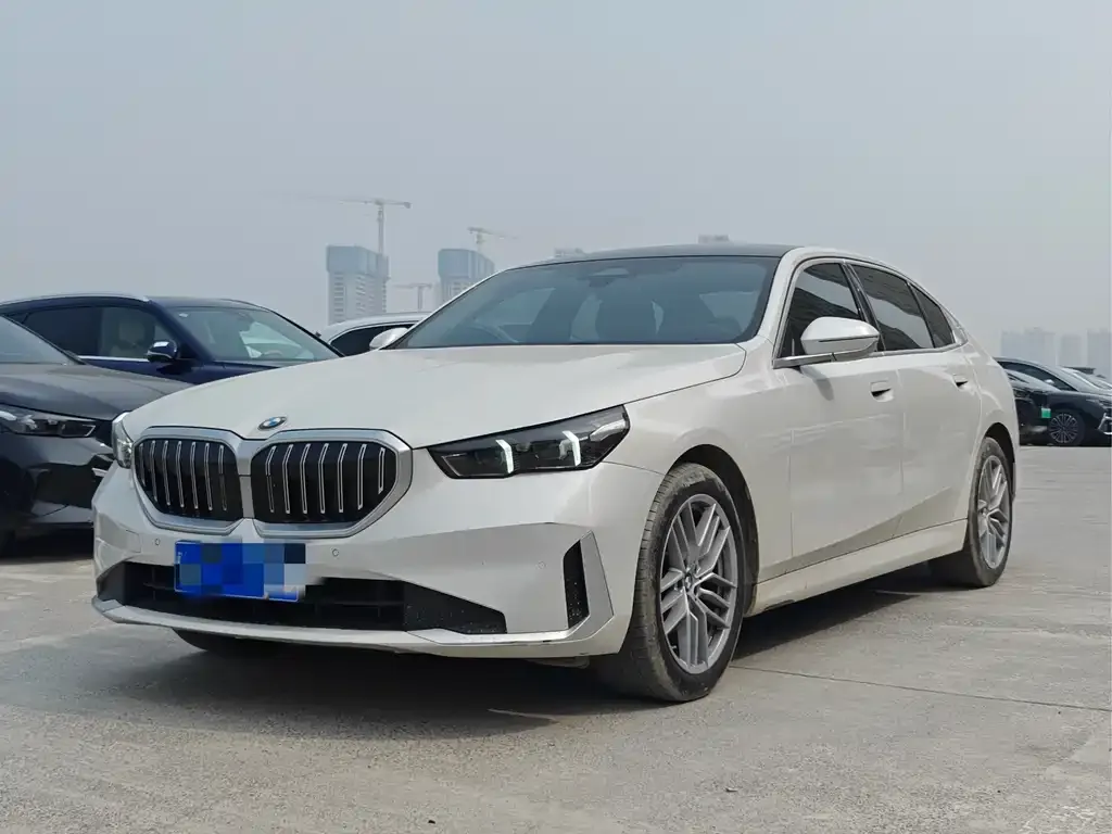 BMW 5 Series — фото 1