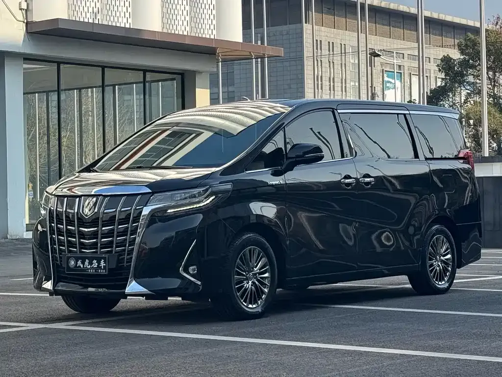Toyota Alphard — фото 1