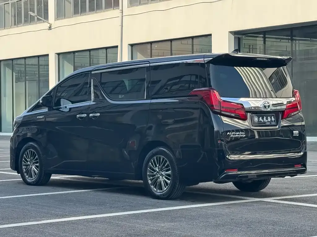 Toyota Alphard — фото 5
