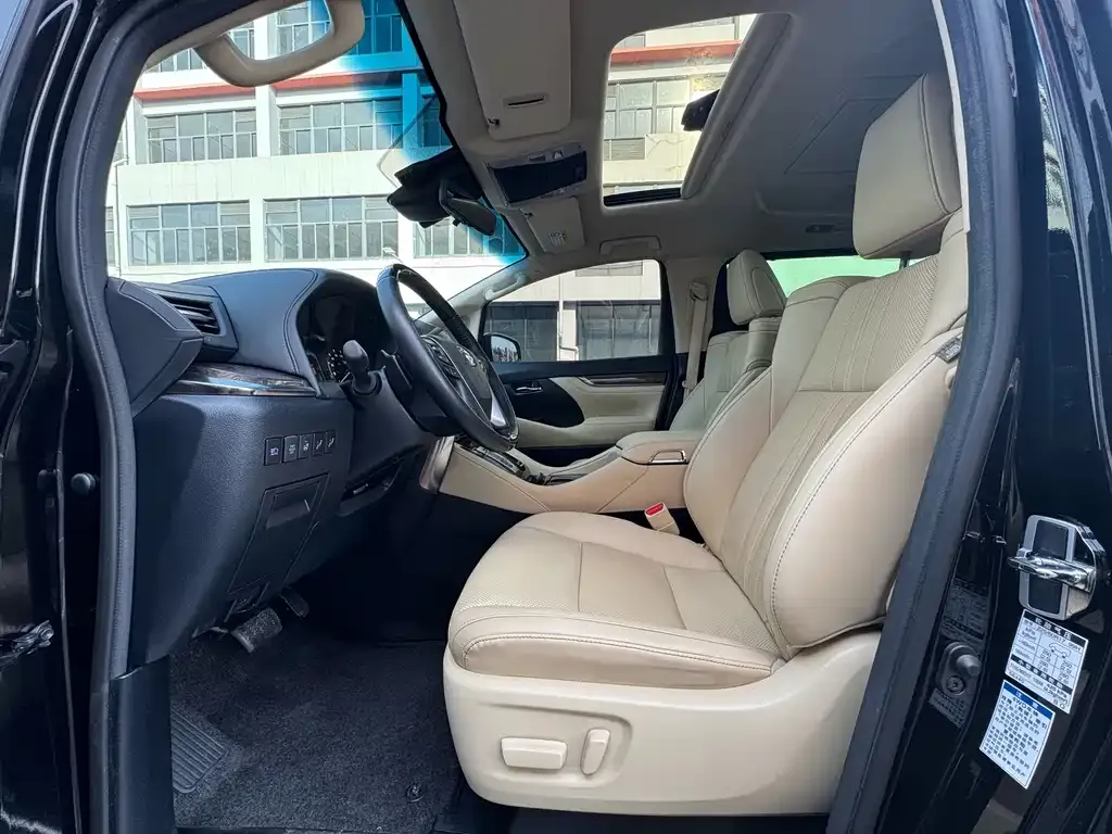 Toyota Alphard — фото 4