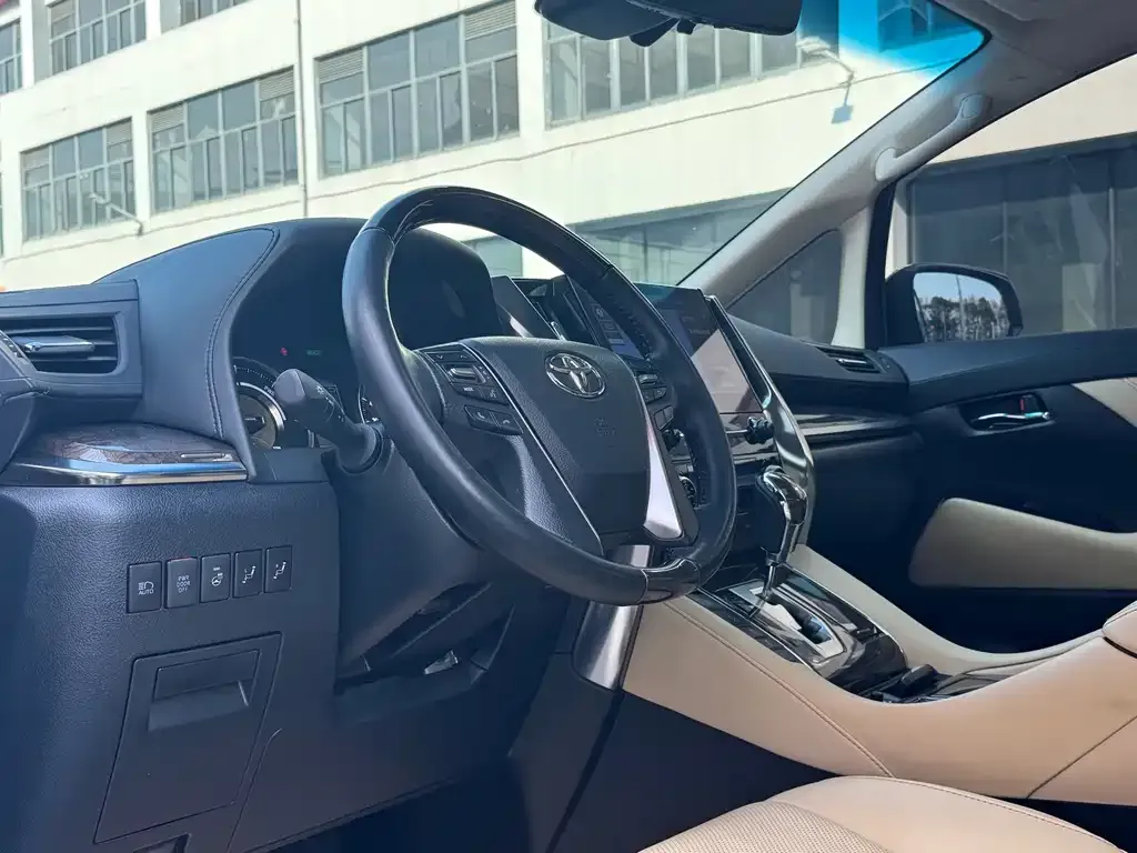 Toyota Alphard — фото 10
