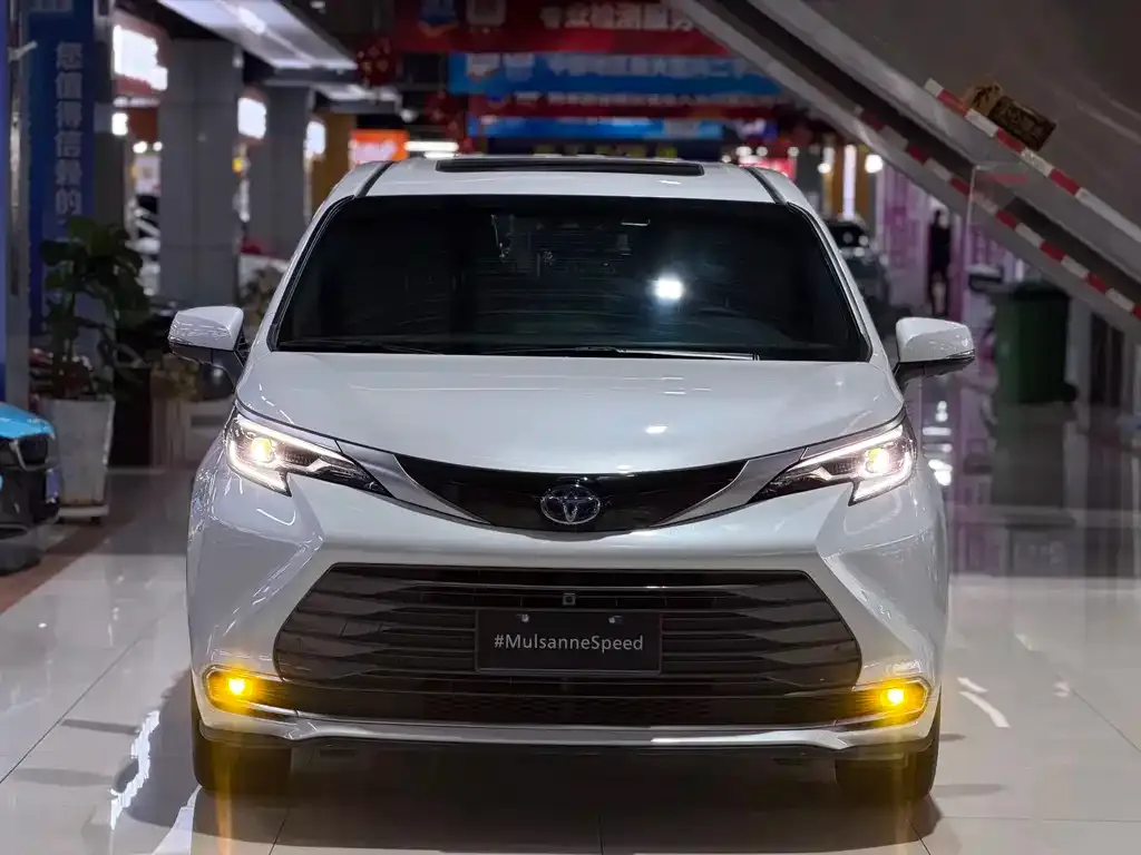 Toyota Sienna — фото 1