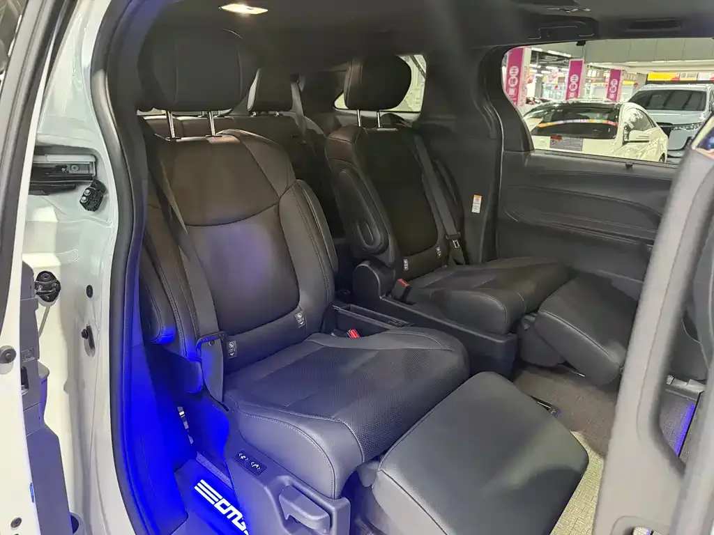 Toyota Sienna — фото 3