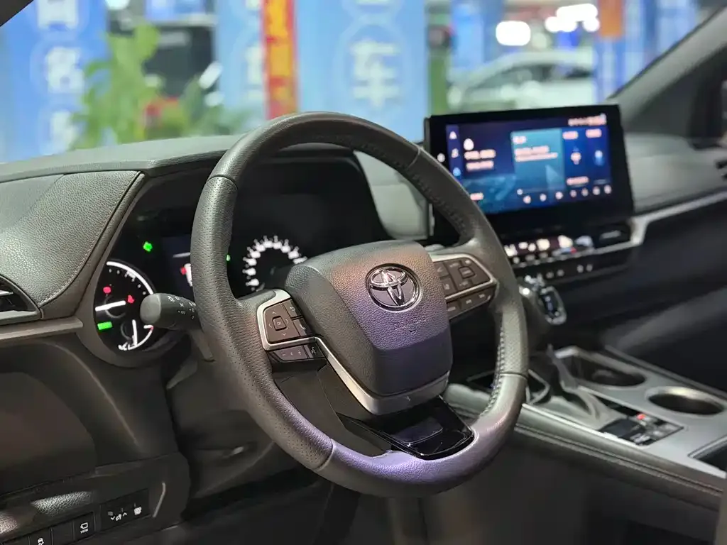 Toyota Sienna — фото 4