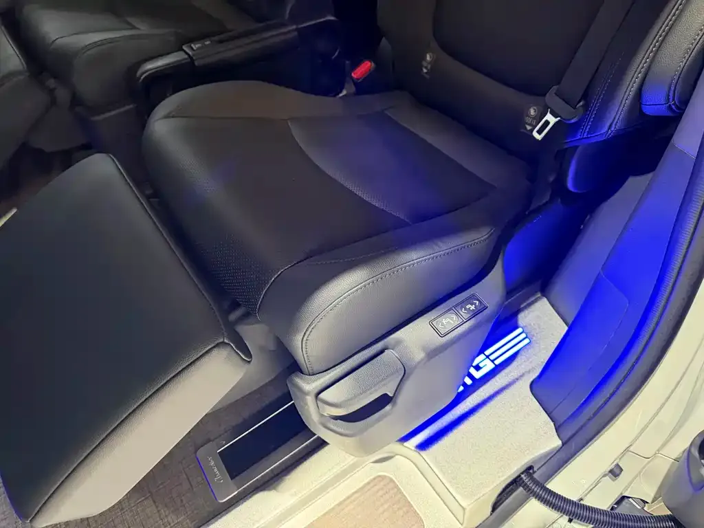 Toyota Sienna — фото 2