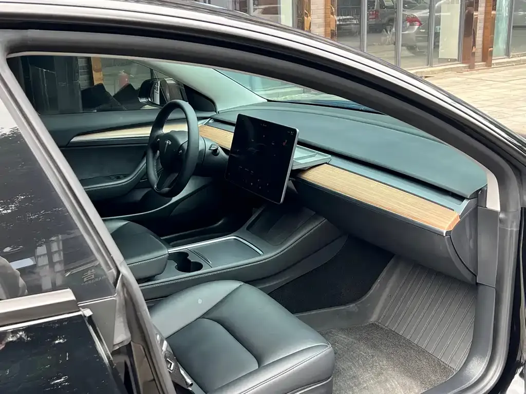 Tesla Model 3 — фото 8