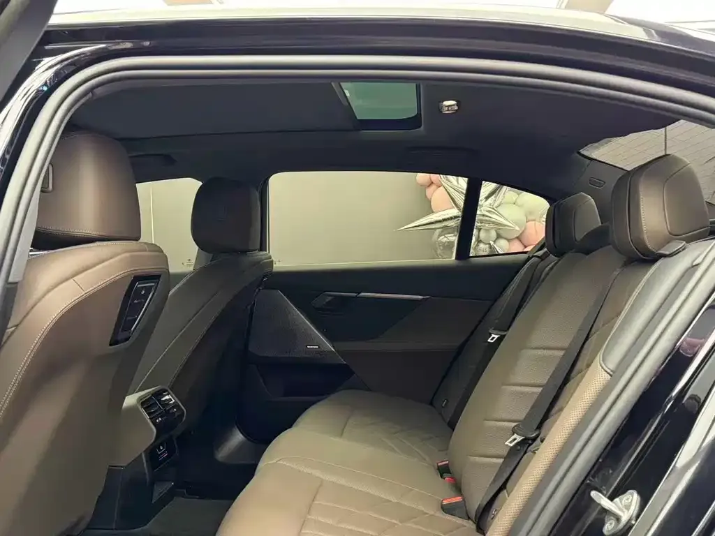 BMW 5 Series 2025 из CN, фото 6