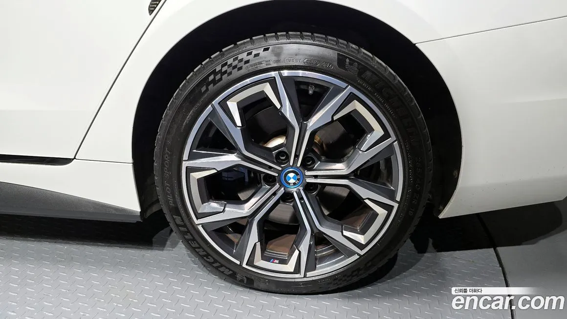 BMW i4 — фото 7