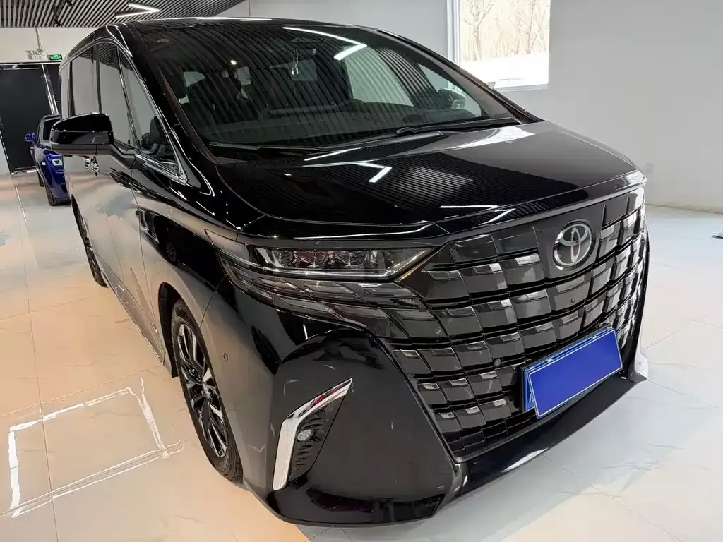 Toyota Alphard — фото 1