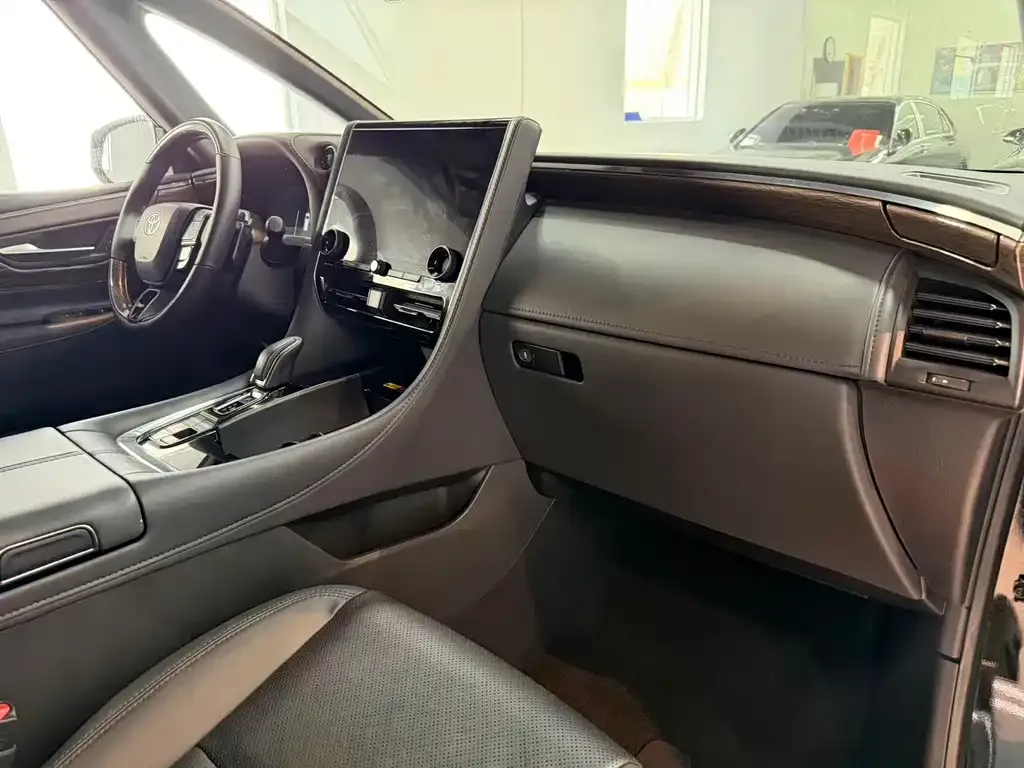 Toyota Alphard — фото 5