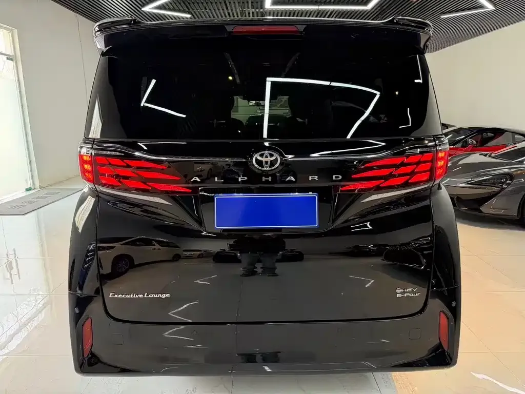 Toyota Alphard — фото 2