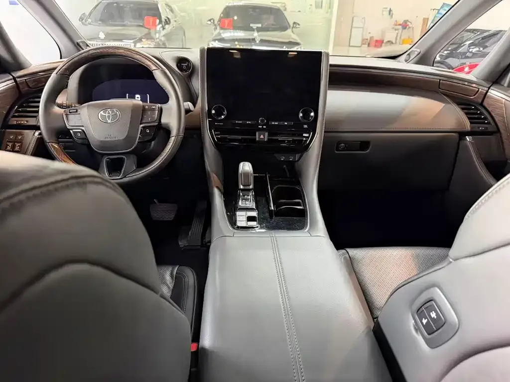 Toyota Alphard — фото 7