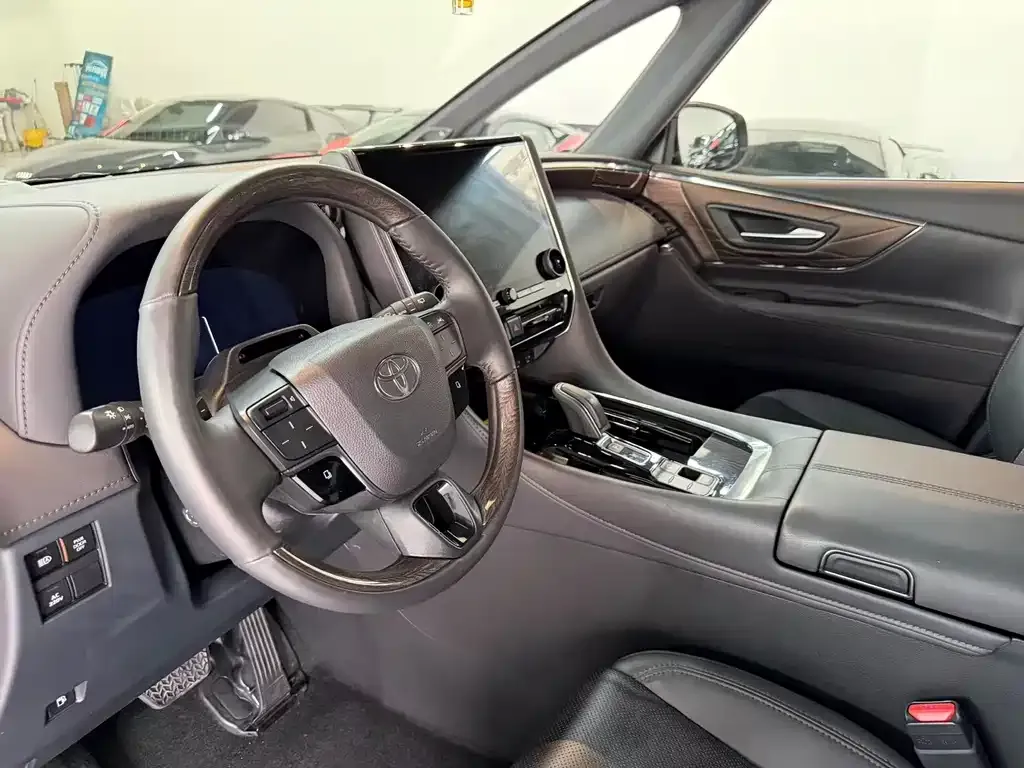 Toyota Alphard — фото 4