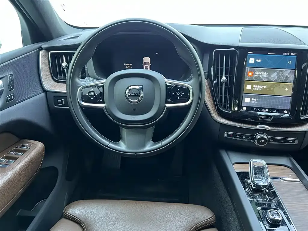 Volvo XC60 — фото 9