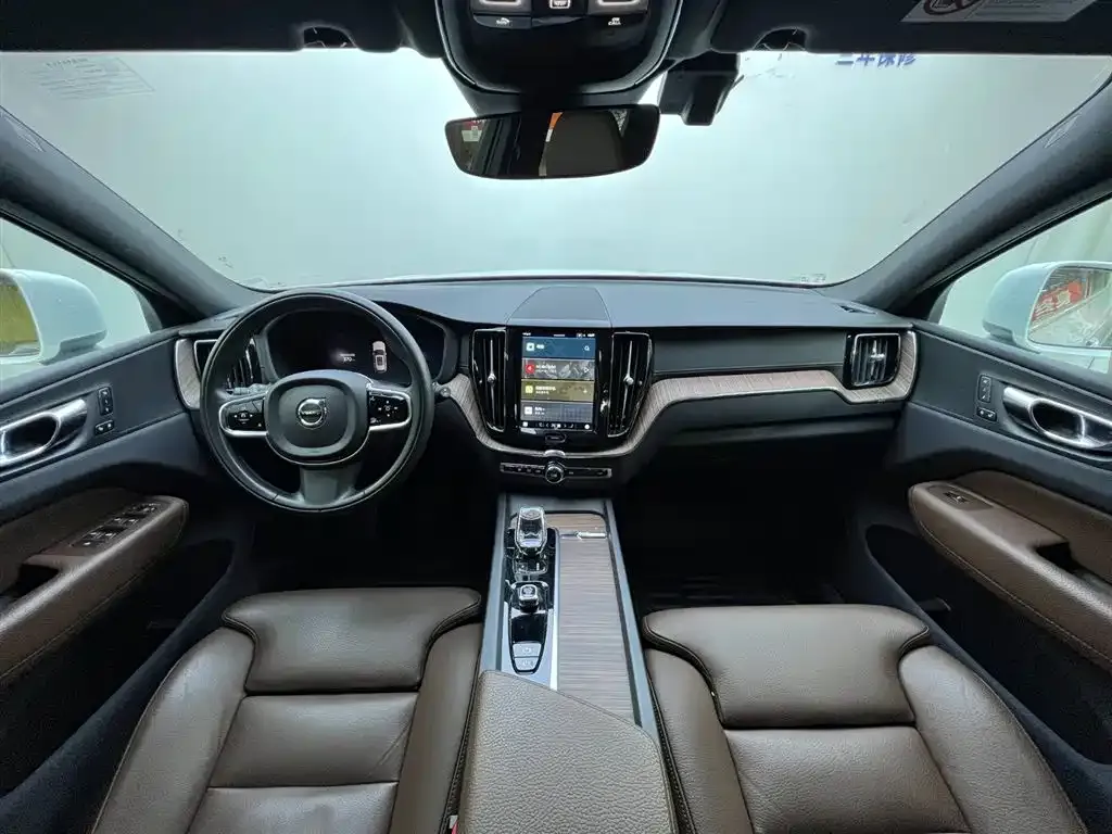 Volvo XC60 — фото 10