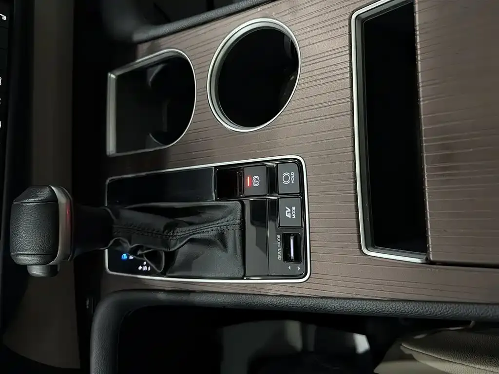 Toyota Granvia — фото 4