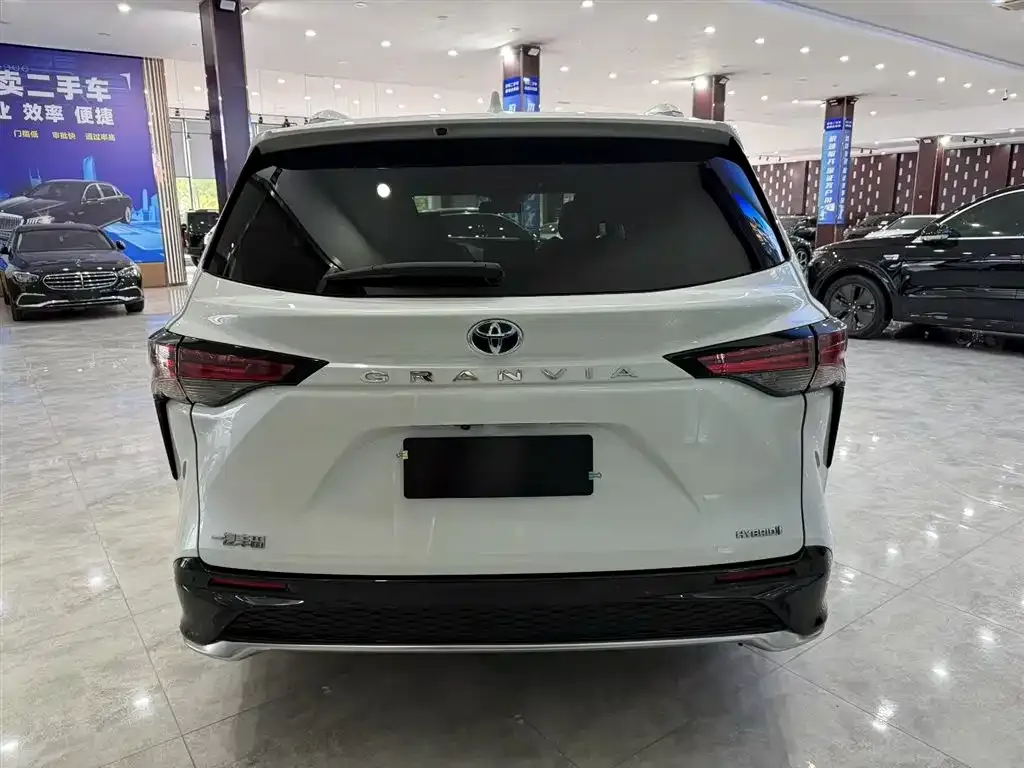 Toyota Granvia — фото 5