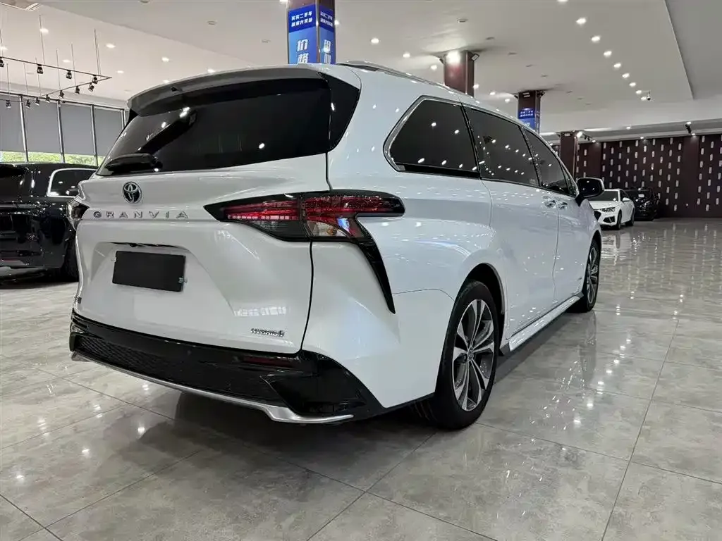 Toyota Granvia — фото 6