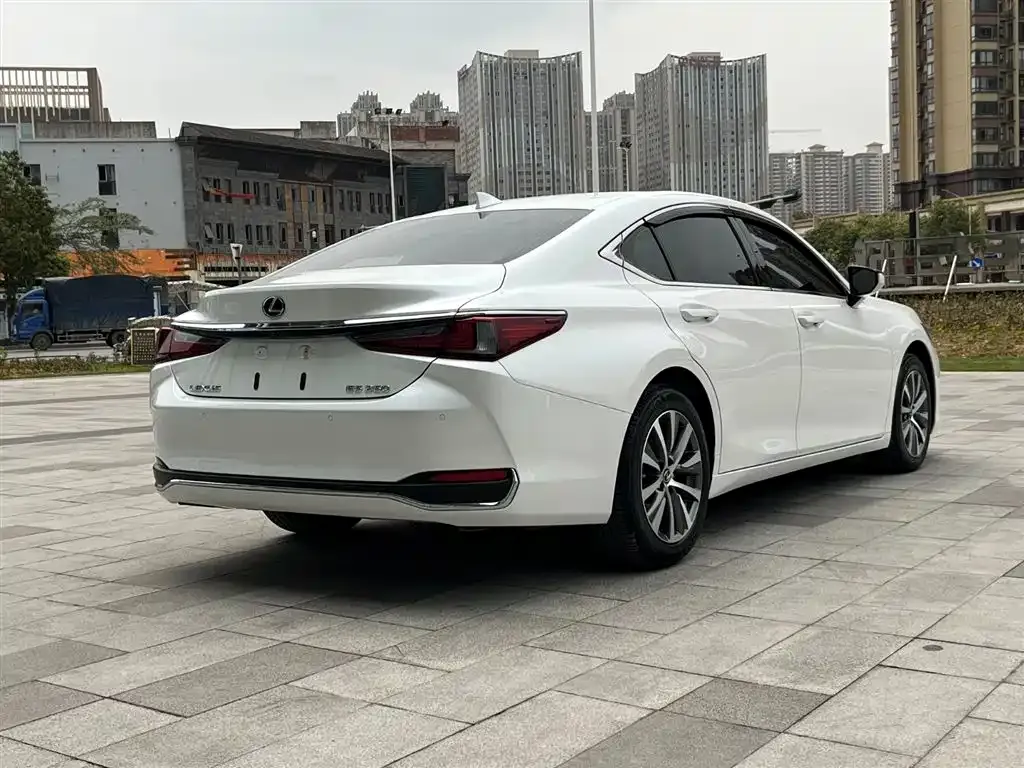 Lexus ES — фото 10
