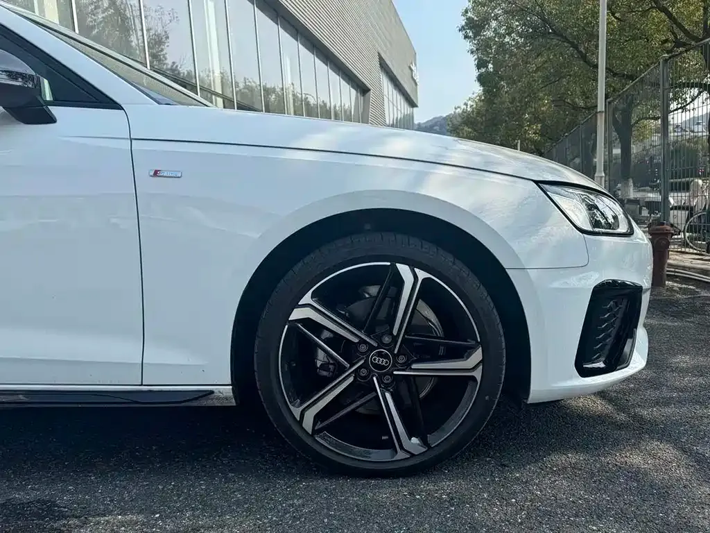 Audi A4L 2025 из CN, фото 2