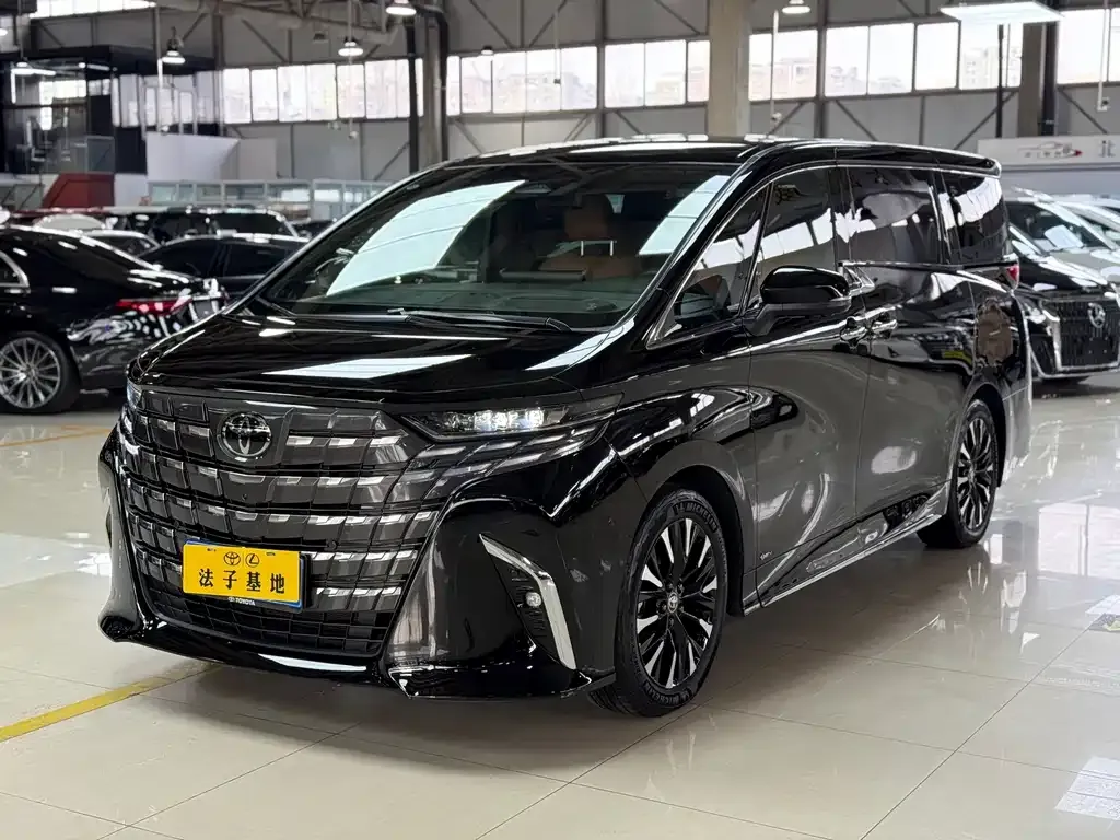 Toyota Alphard — фото 1