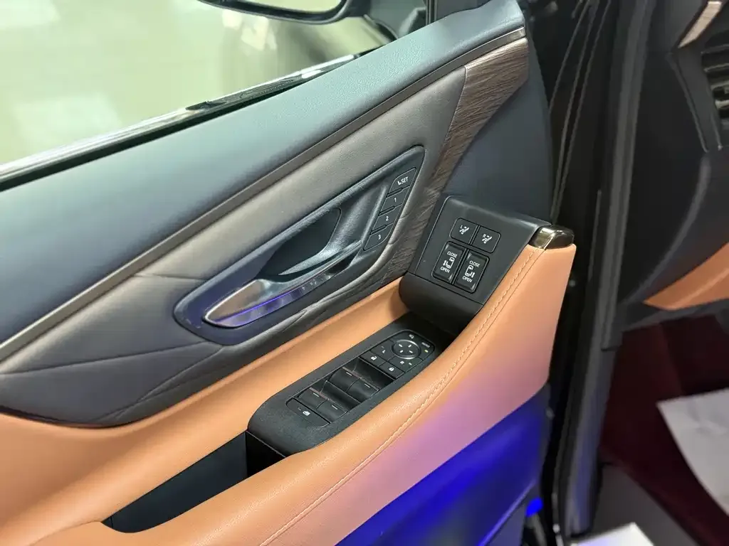 Toyota Alphard — фото 3