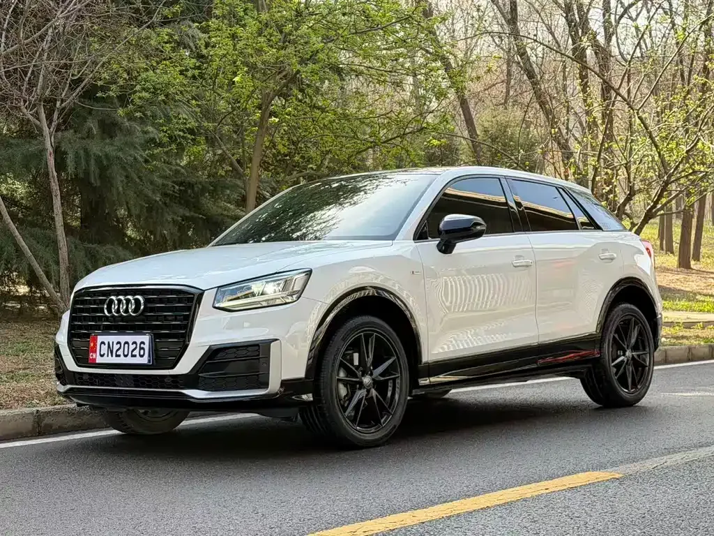 Audi Q2L — фото 1