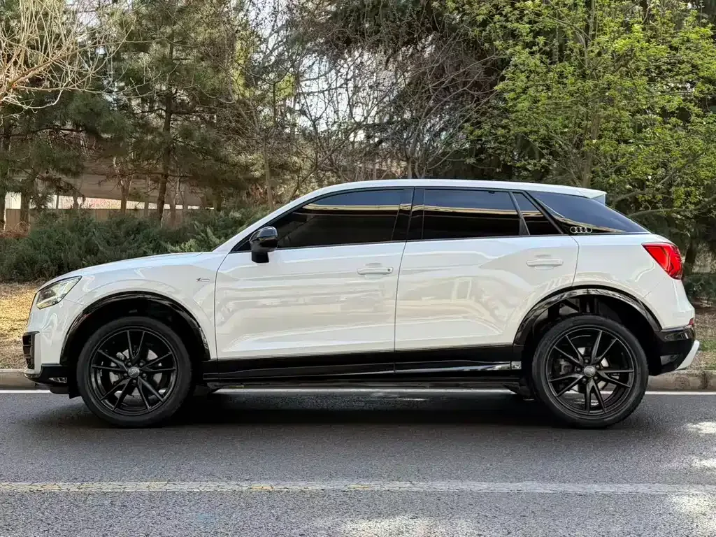 Audi Q2L — фото 10