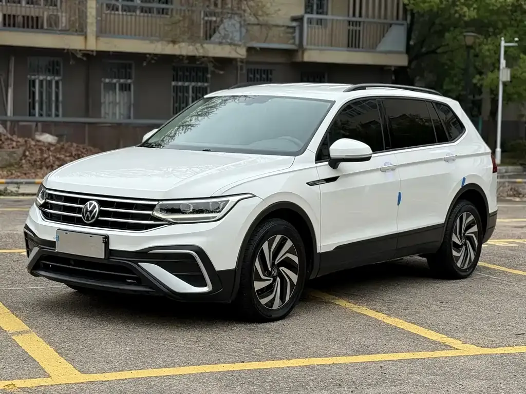 Volkswagen Tiguan L — фото 1