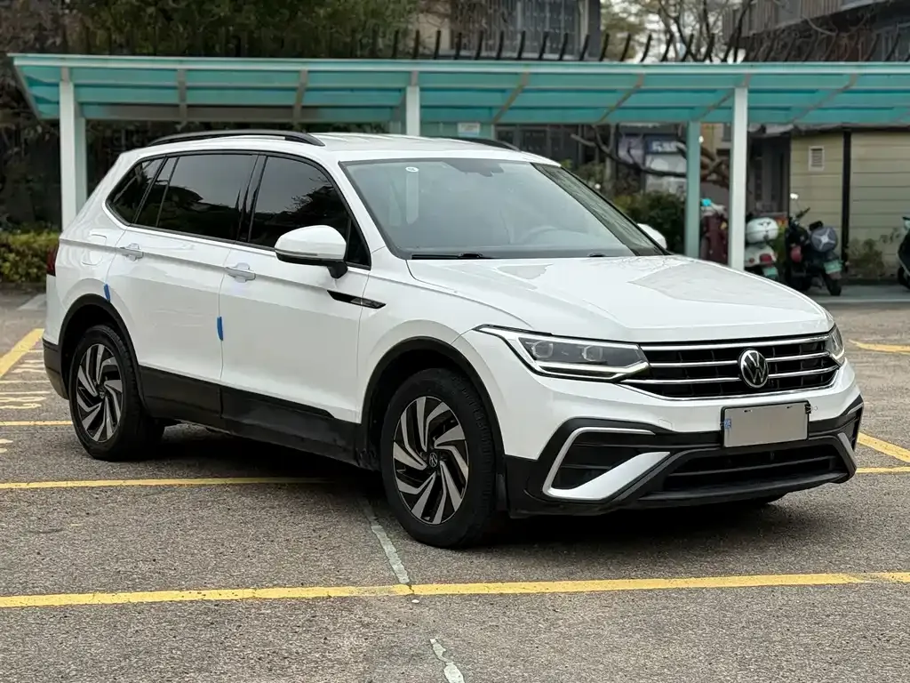 Volkswagen Tiguan L — фото 10
