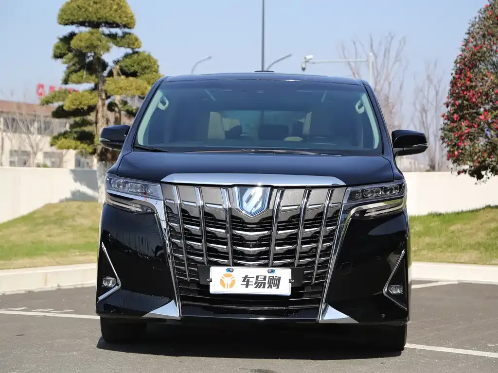 Toyota Alphard — фото 1