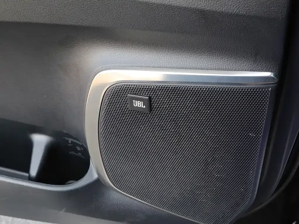 Toyota Alphard — фото 9