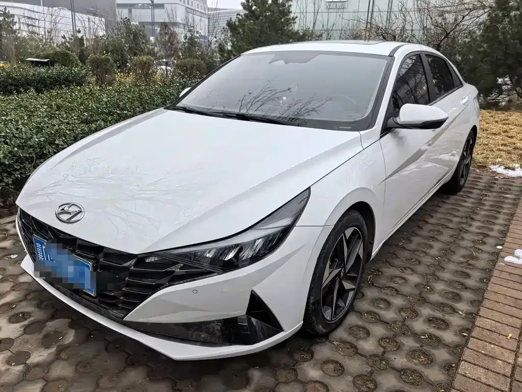Hyundai Elantra — фото 1