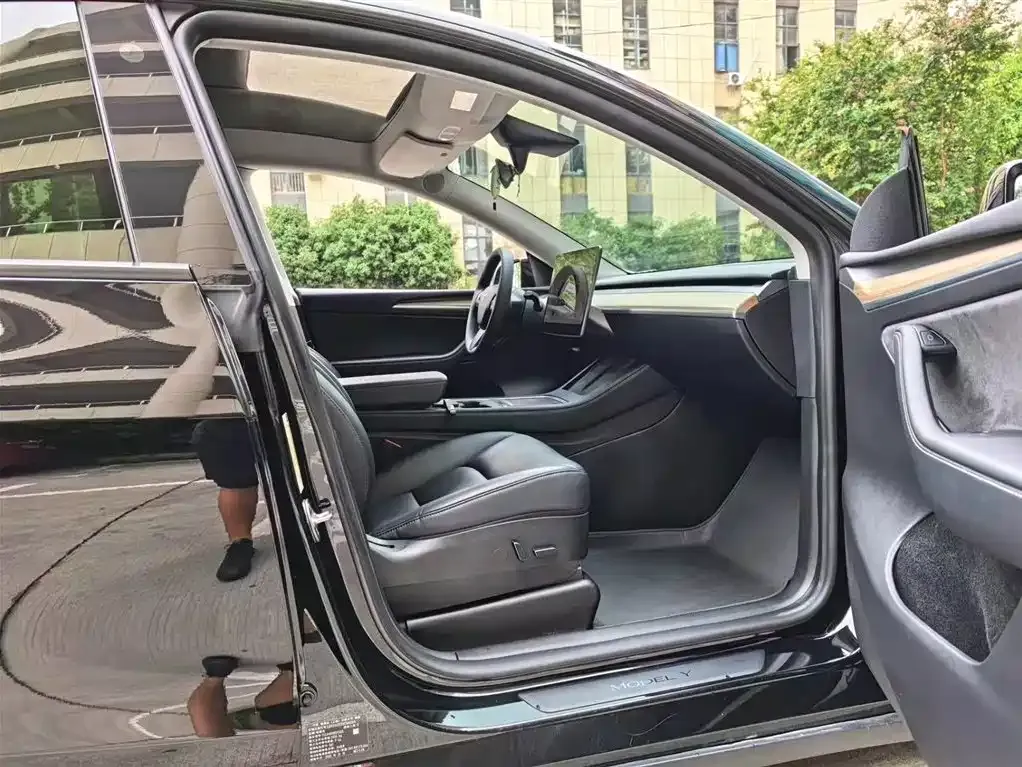 Tesla Model Y — фото 8