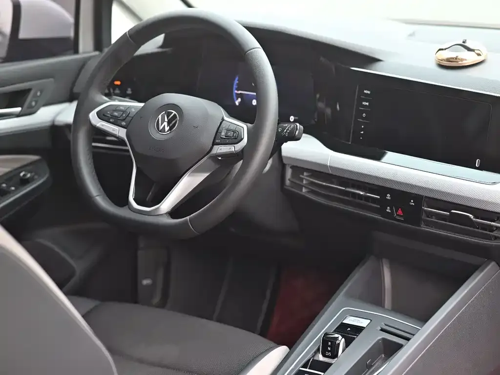 Volkswagen Golf 2024 из CN, фото 2